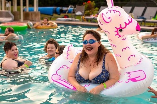 Les avantages et les inconvénients de camper près d'une piscine avec des jeux aquatiques