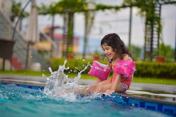 Découvrez les équipements disponibles dans les gîtes avec piscine et jeux aquatiques