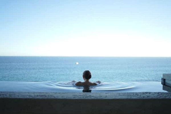 Comment comparer les offres et les tarifs des hébergements avec piscine et jeux aquatiques ?