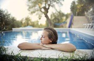 Les installations de piscine dans les campings naturistes pour des moments rafraîchissants en plein air